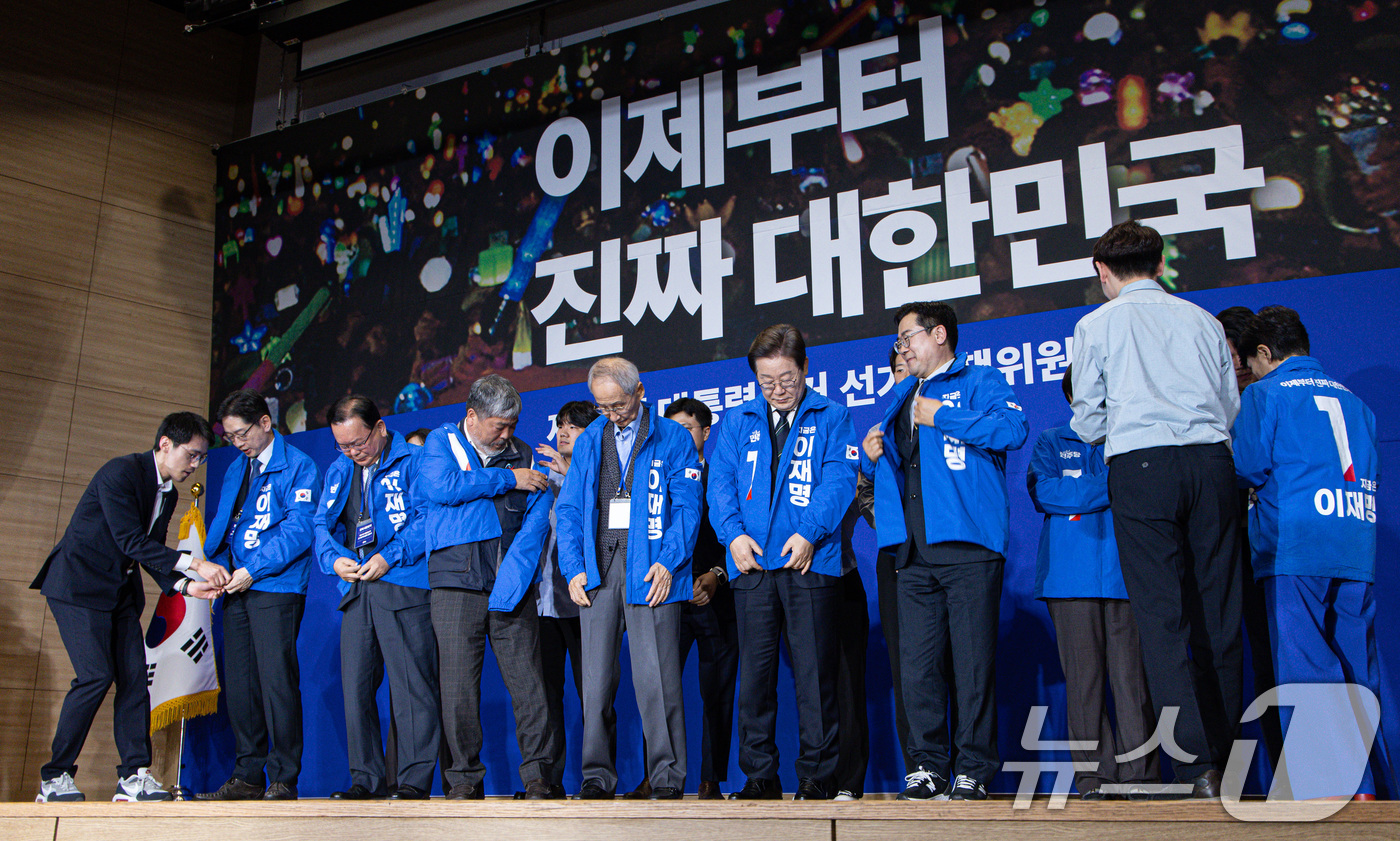 (서울=뉴스1) 이재명 기자 = 이재명 더불어민주당 대선 후보와 윤여준 상임 총괄선대위원장을 비롯한 청년들이 30일 오후 서울 여의도 국회 의원회관에서 열린 제21대 대통령선거 중 …