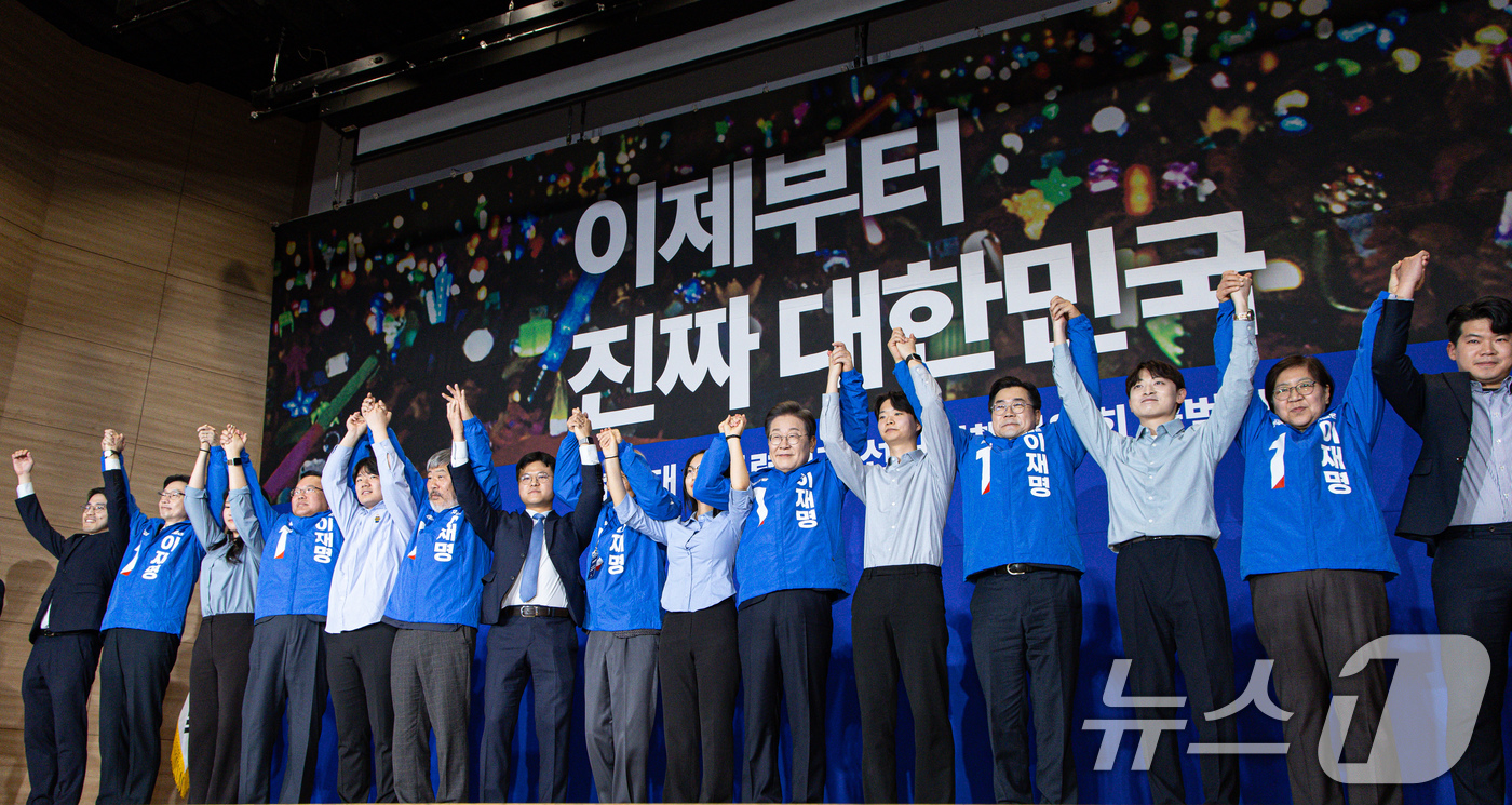 (서울=뉴스1) 이재명 기자 = 이재명 더불어민주당 대선 후보와 윤여준 상임 총괄선대위원장을 비롯한 청년들이 30일 오후 서울 여의도 국회 의원회관에서 열린 제21대 대통령선거 중 …