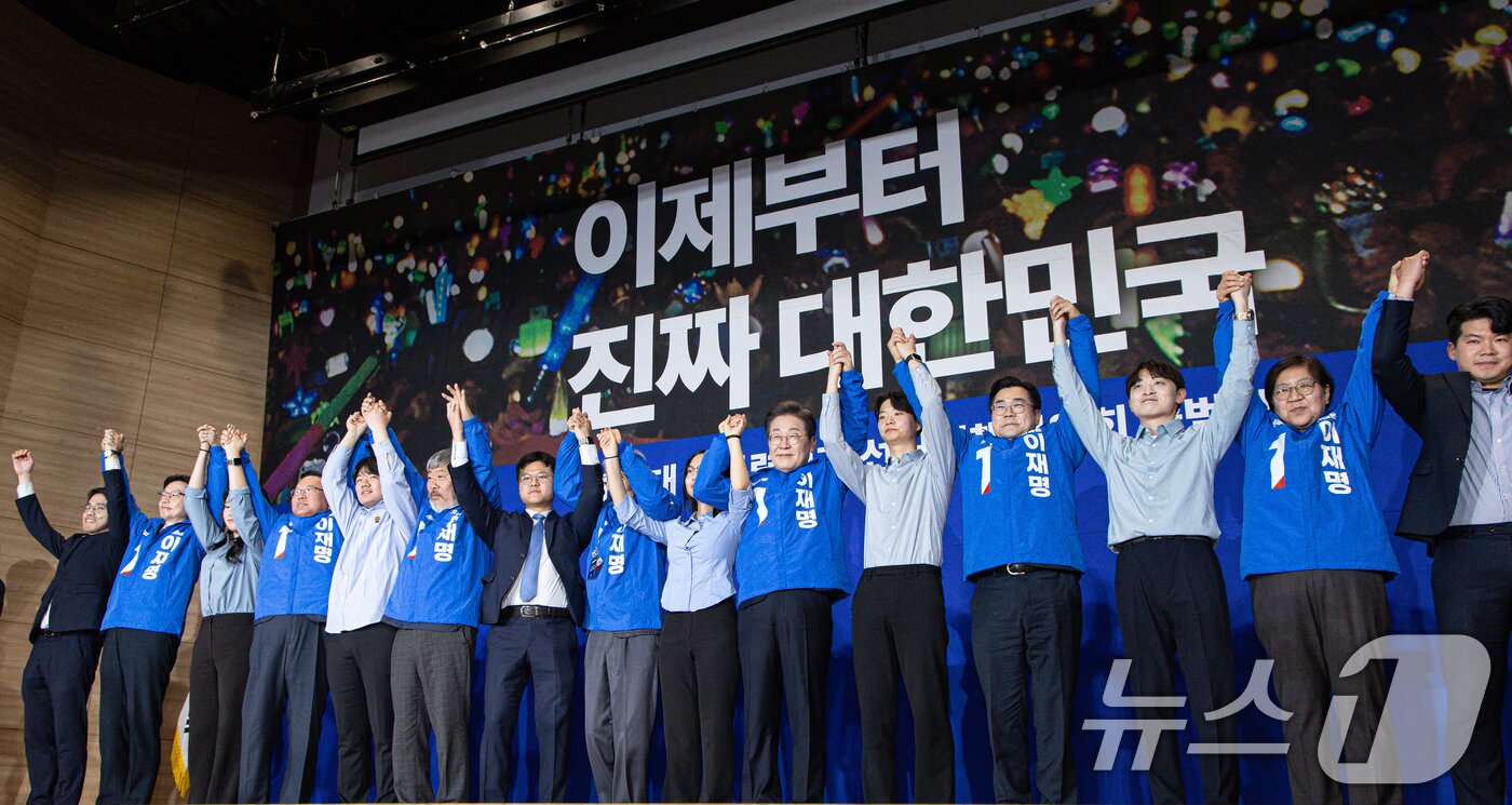 본문 이미지 - 이재명 더불어민주당 대선 후보와 윤여준 상임 총괄선대위원장을 비롯한 청년들이 30일 오후 서울 여의도 국회 의원회관에서 열린 제21대 대통령선거 중앙선거대책위원회 출범식에서 선대위복을 입고 기념촬영을 하고 있다. 2025.4.30/뉴스1 ⓒ News1 이재명 기자