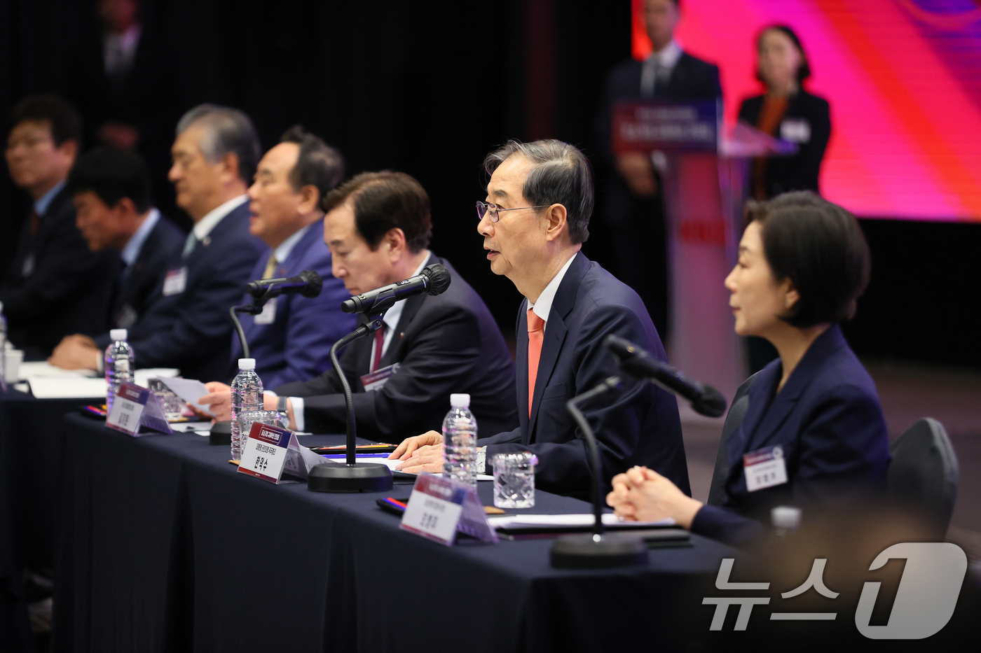 (서울=뉴스1) 임세영 기자 = 한덕수 대통령 권한대행이 30일 서울 영등포구 여의도 중소기업중앙회에서 열린 중소기업 규제혁신 간담회에서 발언을 하고 있다. (총리실 제공, 재판매 …