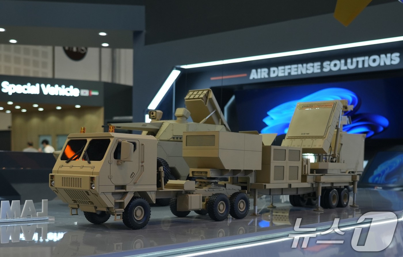 (서울=뉴스1) 이연주 기자 = 한화시스템은 국방과학연구소 주관 장사정포요격체계(LAMD) 체계개발 레이다 시제 사업자로 선정됐다고 30일 밝혔다.사진은 지난 2월 UAE 아부다비 …