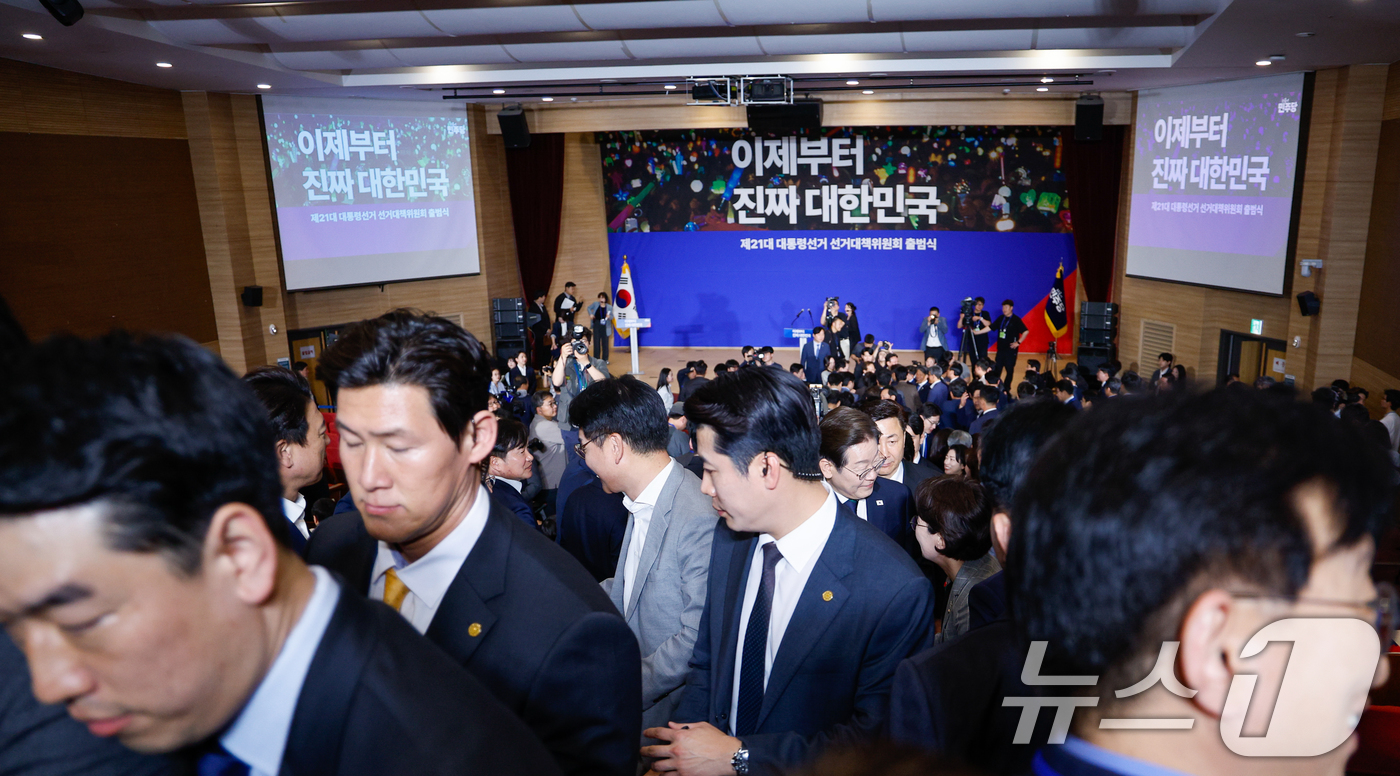 (서울=뉴스1) 안은나 기자 = 이재명 더불어민주당 대선 후보가 30일 오후 서울 여의도 국회 의원회관에서 제21대 대통령선거 중앙선거대책위원회 출범식을 마친 뒤 경호원에 둘러싸여 …