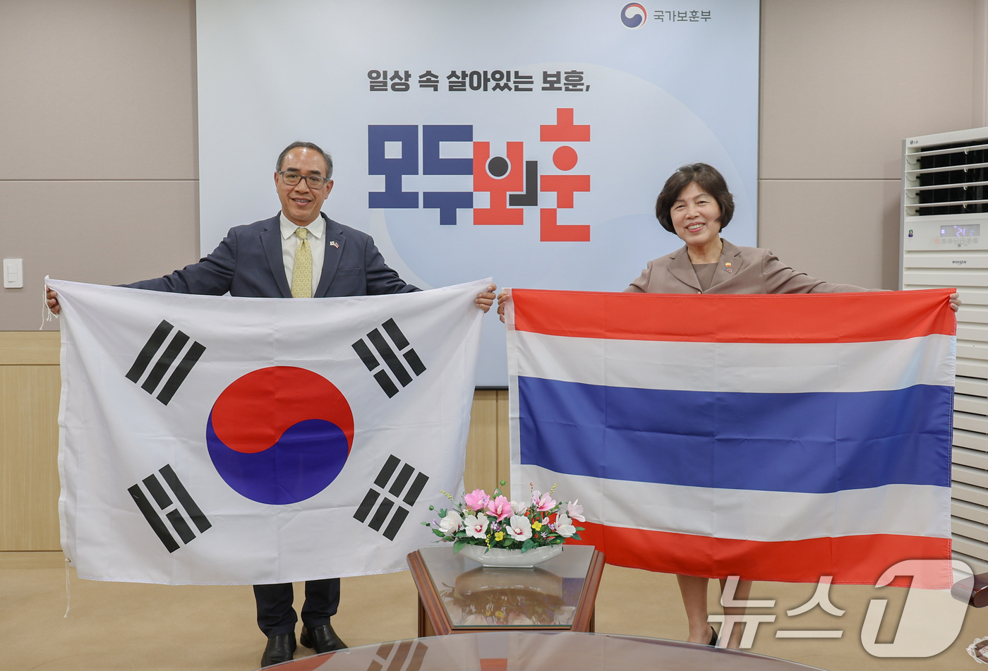 (서울=뉴스1) 이연주 기자 = 강정애 국가보훈부 장관이 30일 서울 용산구 서울지방보훈청에서 열린 타니 쌩랏 주한 태국 대사를 만나 국제보훈사업 교류협력 확대 방안 관련내용과 향 …