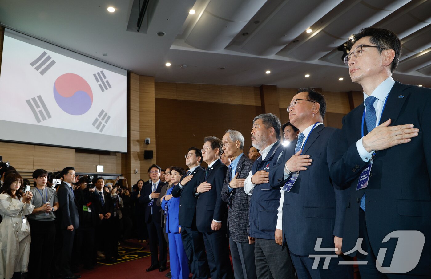 본문 이미지 - 더불어민주당 김경수&#40;앞줄 오른쪽부터&#41;, 김부겸, 김동명, 윤여준 선대위원장, 이재명 대선 후보, 박찬대, 강금실, 정은경, 김민석 선대위원장이 30일 오후 서울 여의도 국회 의원회관에서 열린 제21대 대통령선거 중앙선거대책위원회 출범식에 참석해 국민의례를 하고 있다. 2025.4.30/뉴스1 ⓒ News1 안은나 기자