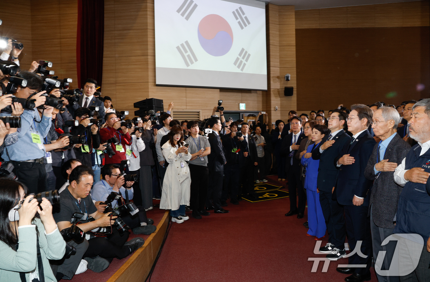 (서울=뉴스1) 안은나 기자 = 이재명 더불어민주당 대선 후보와 선대위원장들이 30일 오후 서울 여의도 국회 의원회관에서 열린 제21대 대통령선거 중앙선거대책위원회 출범식에서 국민 …