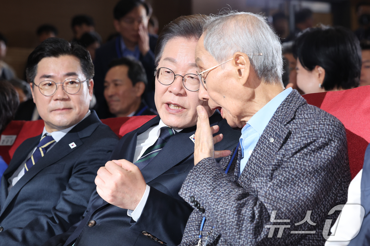 (서울=뉴스1) 안은나 기자 = 이재명 더불어민주당 대선 후보와 윤여준 상임 총괄선대위원장이 30일 오후 서울 여의도 국회 의원회관에서 열린 제21대 대통령선거 중앙선거대책위원회 …