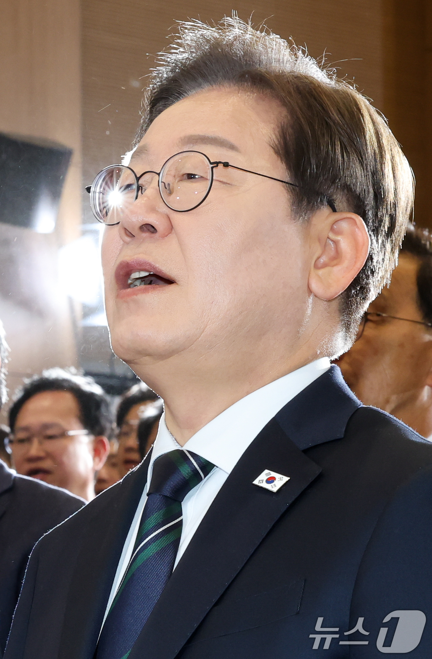 (서울=뉴스1) 안은나 기자 = 이재명 더불어민주당 대선 후보가 30일 오후 서울 여의도 국회 의원회관에서 열린 제21대 대통령선거 중앙선거대책위원회 출범식에 참석해 애국가를 부르 …