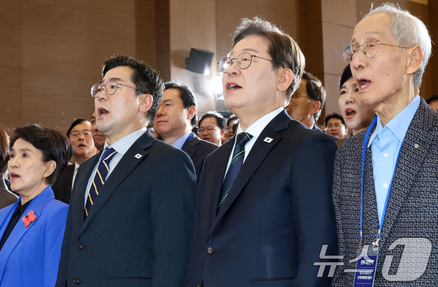 (서울=뉴스1) 안은나 기자 = 더불어민주당 윤여준 상임 총괄선대위원장(앞줄 오른쪽부터), 이재명 대선 후보, 박찬대, 강금실 선대위원장이 30일 오후 서울 여의도 국회 의원회관에 …