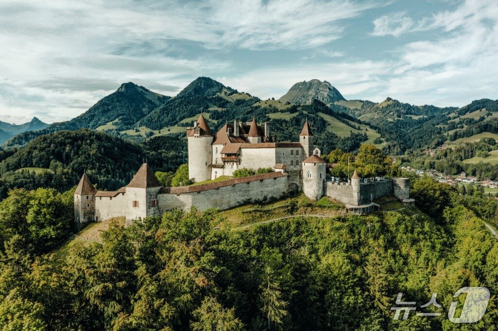 본문 이미지 - 그뤼에르 고성 언덕 기슭에 자리한 라 메종 뒤 그뤼에르(스위스정부관광청 제공)