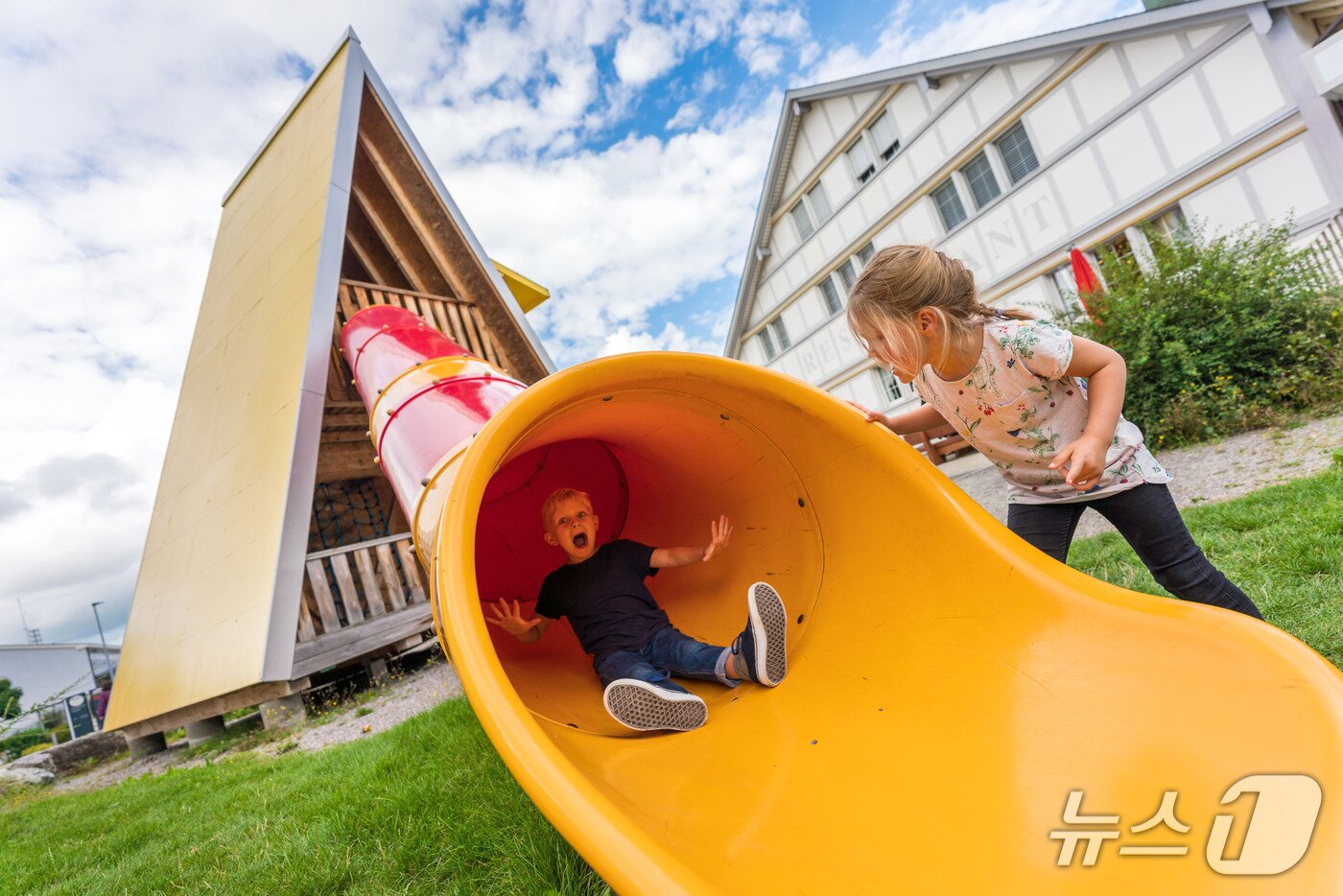 본문 이미지 - 아펜첼 치즈 공장에 자리한 놀이터(스위스정부관광청 제공)