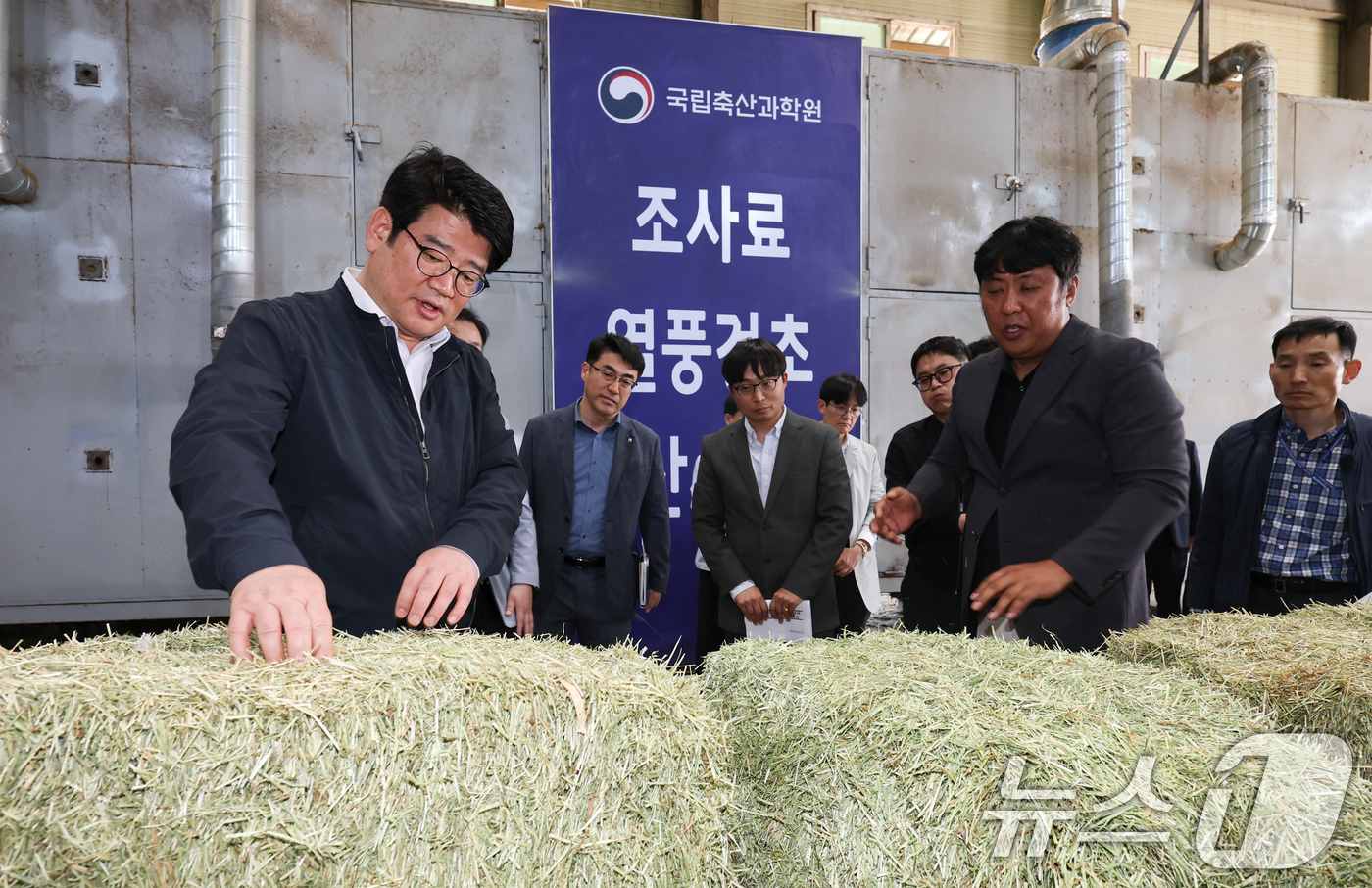 (서울=뉴스1) 이연주 기자 = 권재한 농촌진흥청장이 30일 전북 익산시 열풍건초 생산 실증 농가와 익산시 공공승마장을 방문해 국산 열풍건초 생산·유통 현황을 점검하고 있다. (농 …