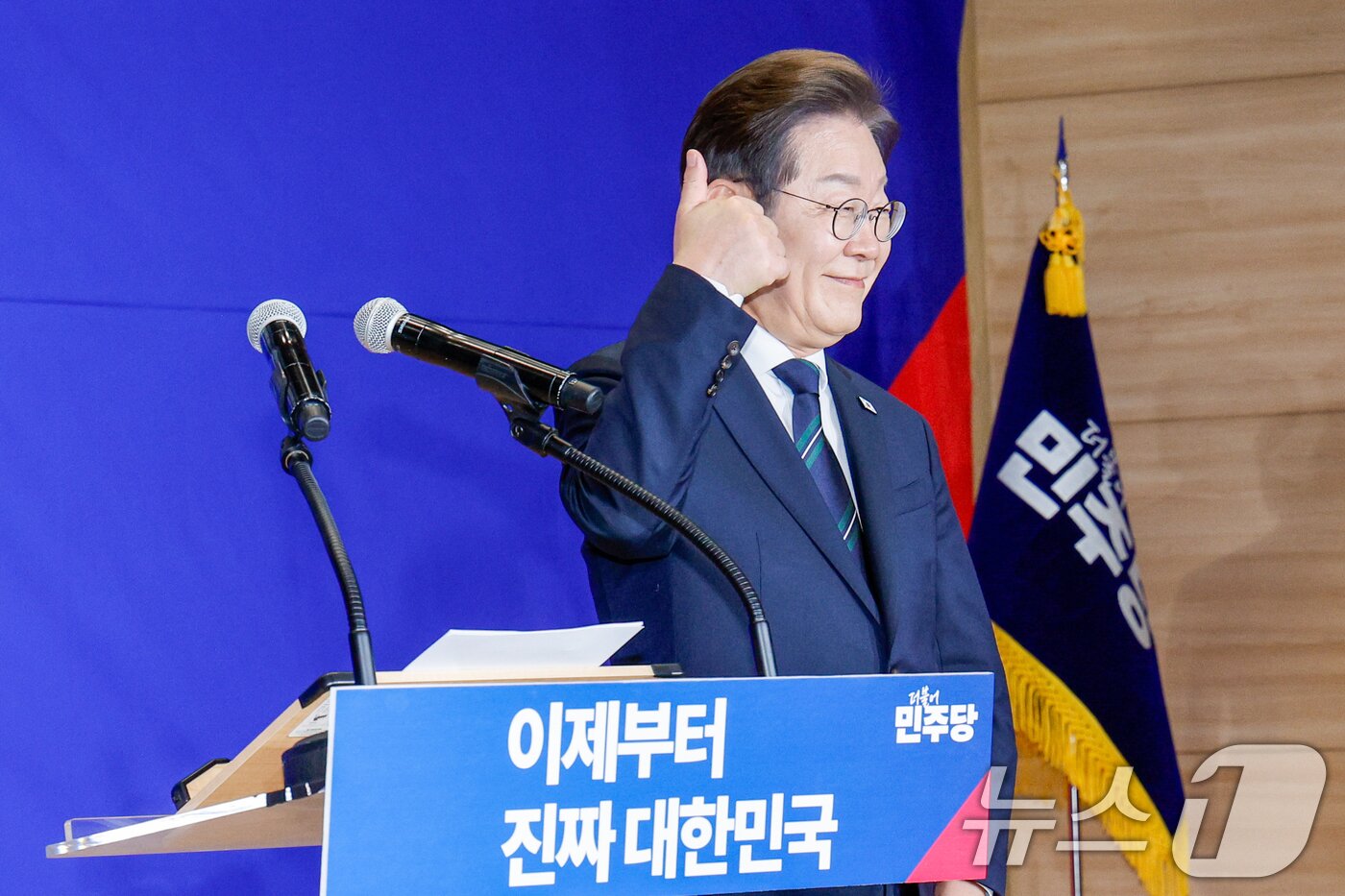 본문 이미지 - 이재명 더불어민주당 대선 후보가 30일 오후 서울 여의도 국회 의원회관에서 열린 제21대 대통령선거 중앙선거대책위원회 출범식에서 연설에 앞서 엄지손가락을 치켜들고 있다. 2025.4.30/뉴스1 ⓒ News1 안은나 기자