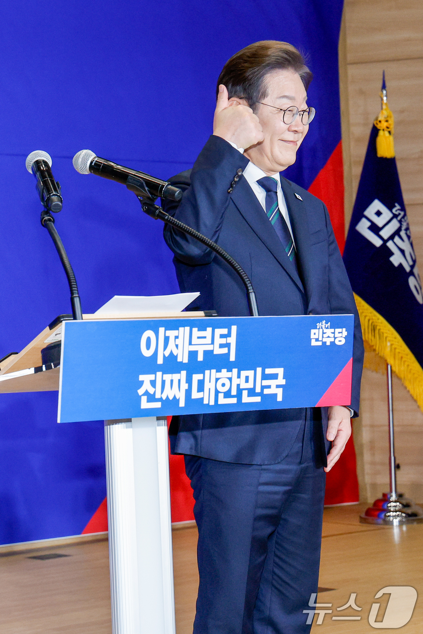 (서울=뉴스1) 안은나 기자 = 이재명 더불어민주당 대선 후보가 30일 오후 서울 여의도 국회 의원회관에서 열린 제21대 대통령선거 중앙선거대책위원회 출범식에서 연설에 앞서 엄지손 …