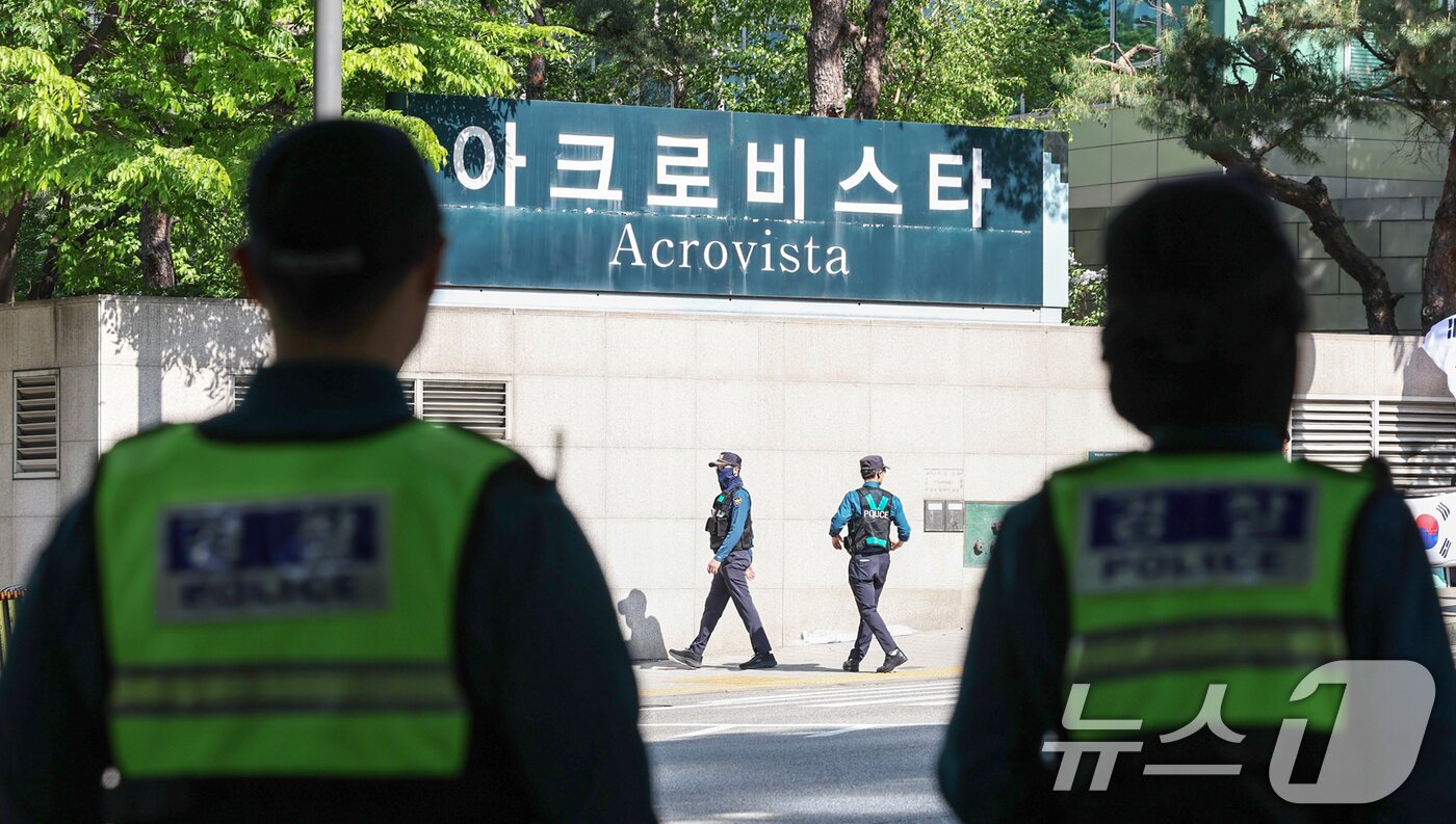 본문 이미지 - 서울 서초구 아크로비스타 앞 모습. 2025.4.30/뉴스1 ⓒ News1 민경석 기자