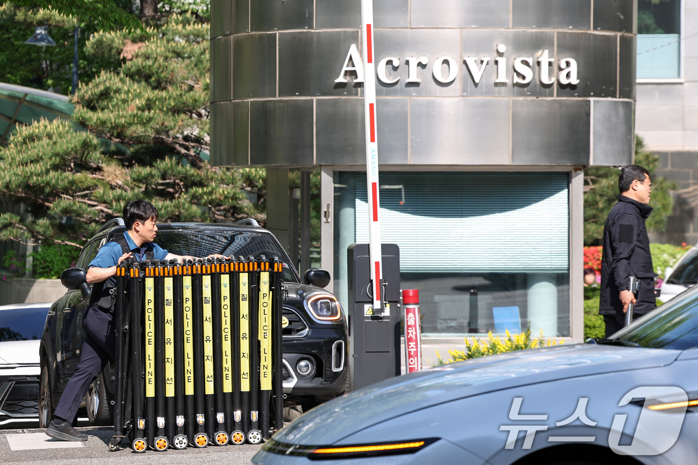 (서울=뉴스1) 민경석 기자 = 윤석열 전 대통령 부부와 무속인 '건진법사' 전성배(65) 씨 사이의 의혹과 관련해 검찰이 30일 실시한 서초동 사저와 코바나콘텐츠 사무실에 대한 …