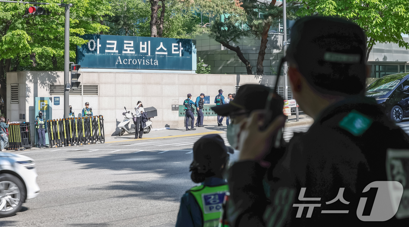 (서울=뉴스1) 민경석 기자 = 윤석열 전 대통령 부부와 무속인 '건진법사' 전성배(65) 씨 사이의 의혹과 관련해 검찰이 30일 실시한 서초동 사저와 코바나콘텐츠 사무실에 대한 …