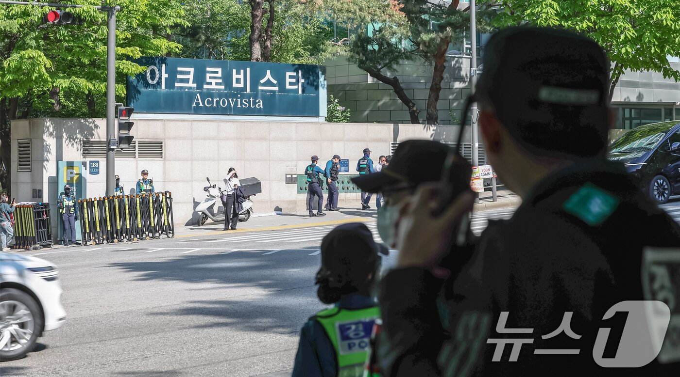 본문 이미지 - 윤석열 전 대통령 부부와 무속인 &#39;건진법사&#39; 전성배&#40;65&#41; 씨 사이의 의혹과 관련해 검찰이 30일 실시한 서초동 사저와 코바나콘텐츠 사무실에 대한 압수수색이 약 6시간 만에 종료됐다.  2025.4.30/뉴스1 ⓒ News1 민경석 기자