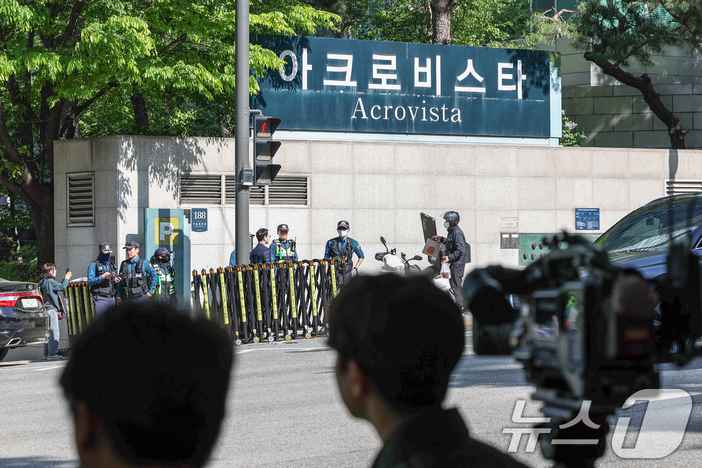 (서울=뉴스1) 민경석 기자 = 윤석열 전 대통령 부부와 무속인 '건진법사' 전성배(65) 씨 사이의 의혹과 관련해 검찰이 30일 실시한 서초동 사저와 코바나콘텐츠 사무실에 대한 …