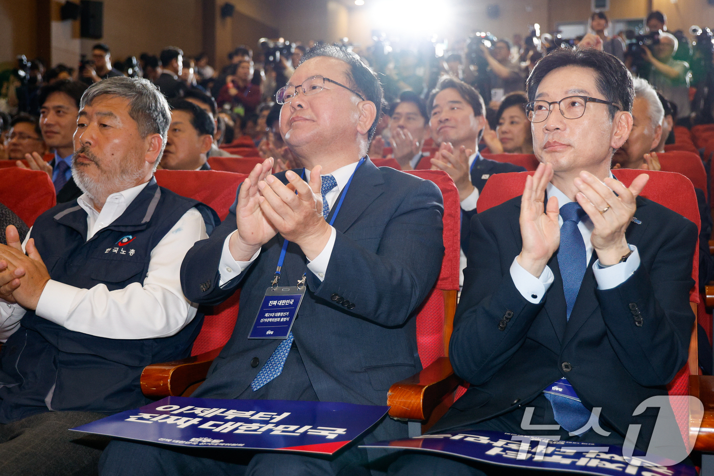 (서울=뉴스1) 안은나 기자 = 김동명(왼쪽부터), 김부겸, 김경수 더불어민주당 총괄선거대책위원장이 30일 오후 서울 여의도 국회 의원회관에서 열린 제21대 대통령선거 중앙선거대책 …