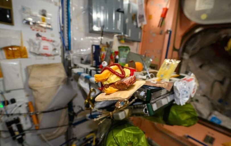 본문 이미지 - 한국계 미국인 우주비행사 조니 김이 우주에서 만든 고추장 버거. 출처: 조니김 인스타그램. 2025.04.29