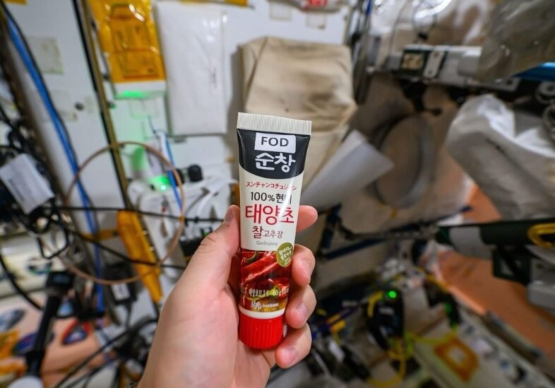 본문 이미지 - 한국계 미국인 우주비행사 조니 김이 우주에서 만든 고추장 버거. 출처: 조니김 인스타그램. 2025.04.29