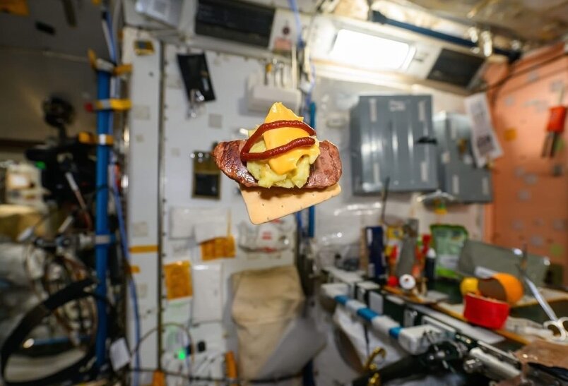본문 이미지 - 한국계 미국인 우주비행사 조니 김이 우주에서 만든 고추장 버거. 출처: 조니김 인스타그램. 2025.04.29