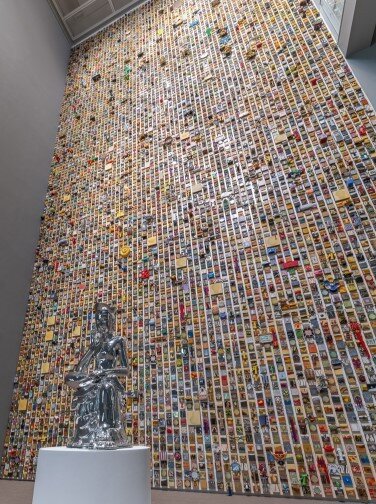 본문 이미지 - 강익중, 삼라만상, 1984-2014, 패널에 혼합재료, 오브제, 콜라주, 동에 크롬 도금, 가변 크기 설치 &#40;반가사유상 92&times;33&times;33cm, 패널 50&times;50&times;10cm&#40;400&#41;&#41; &#40;국립현대미술관 제공&#41;