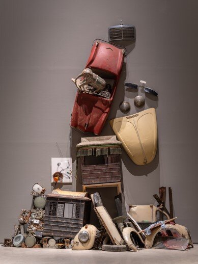 본문 이미지 - 백남준, 잡동사니 벽, 1995, 자동차 부품, 가마, 피아노 키보드, TV 부품, 오디오, 스피커, 코끼리상, 불상, 트럼펫, 채색한 캔버스와 천, 프라이팬, 깔대기, 가변 크기 &#40;국립현대미술관 제공&#41;