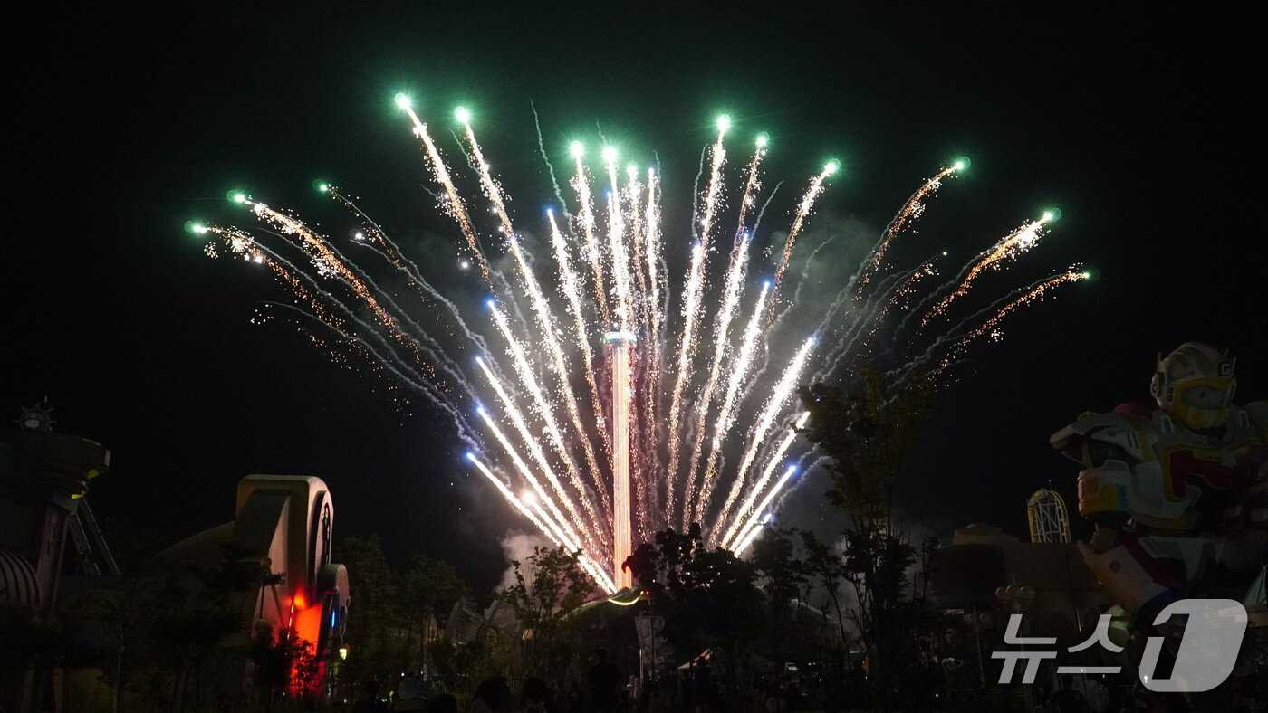 본문 이미지 - 마산로봇랜드가 불꽃놀이를 진행하고 있다.(마산로봇랜드 제공)