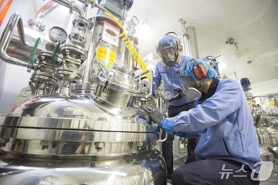 본문 이미지 -  에스티팜 연구원들이 바이오리액터를 점검하고 있다.&#40;에스티팜 제공&#41;