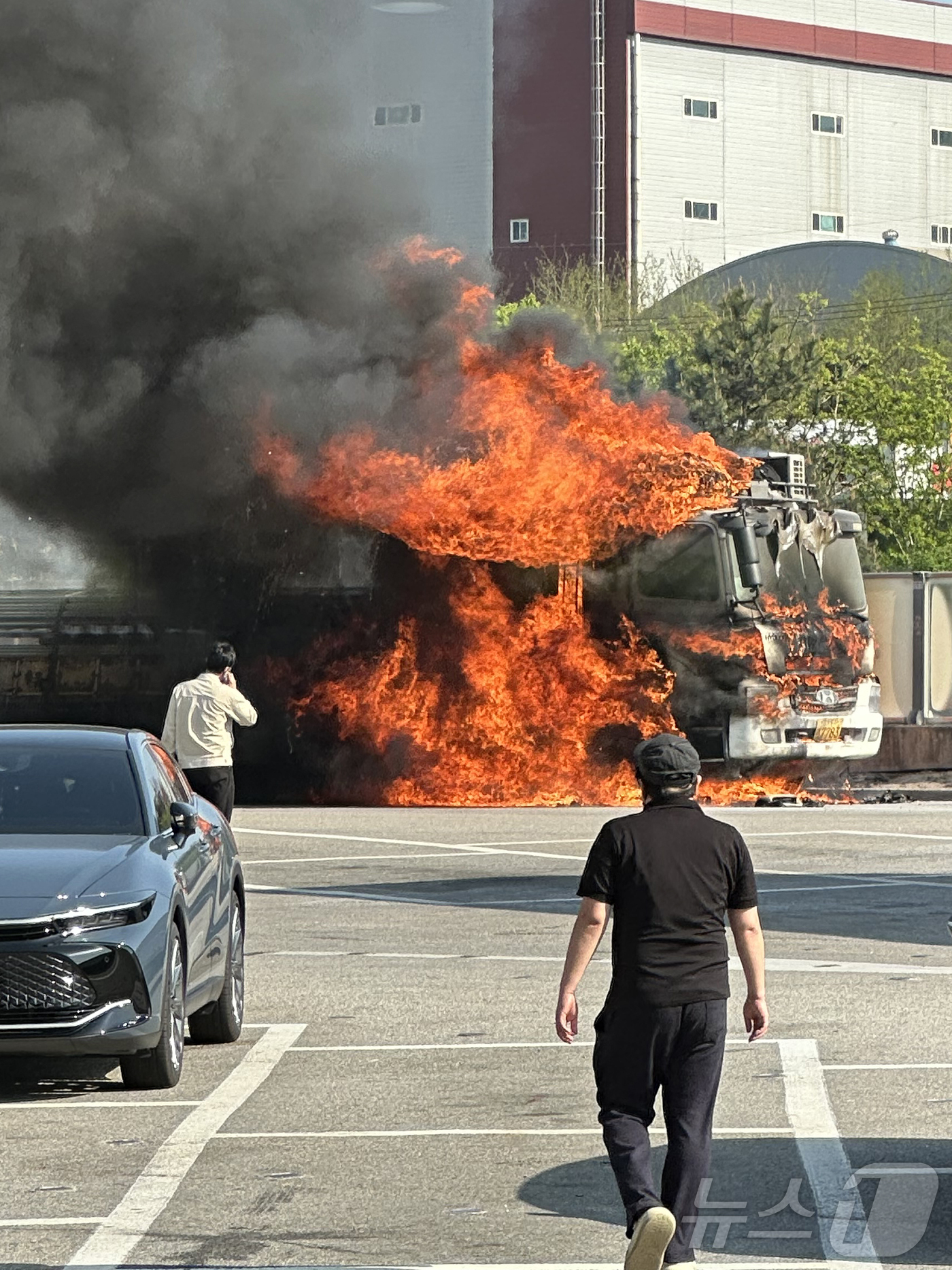 (서울=뉴스1) = 30일 오후 경기 여주시 가남읍 영동고속도로 인천방향 여주휴게소에서  화물차량에서 화재가 발생해 연기가 치솟고 있다. (독자제공, 재판매 및 DB금지) 2025 …