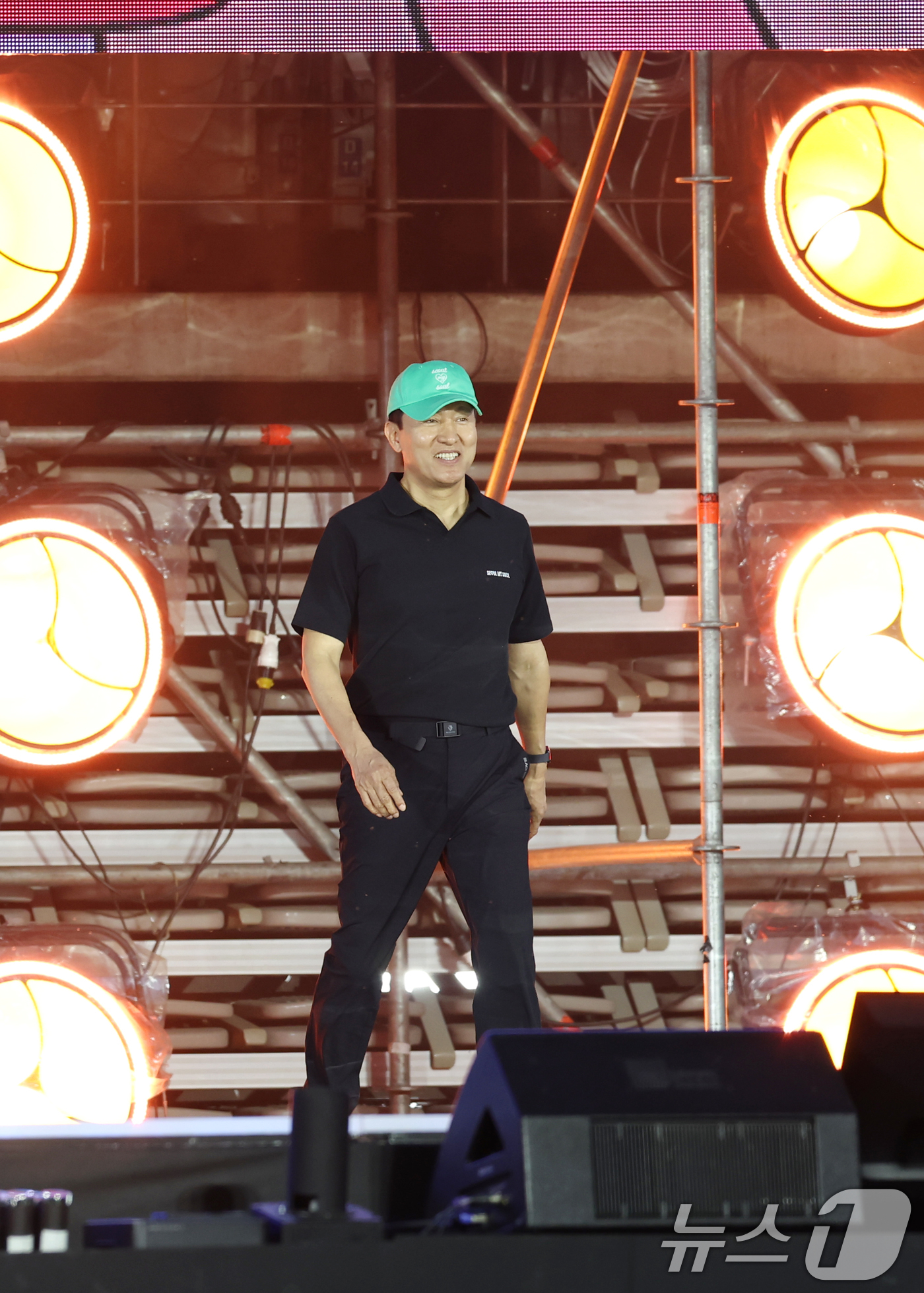 (서울=뉴스1) 권현진 기자 = 오세훈 서울시장이 30일 서울 마포구 상암 월드컵경기장에서 열린 ‘서울스프링페스타 WONDER SHOW’에 참석해 서울스프링페스타 개막을 알리고 있 …