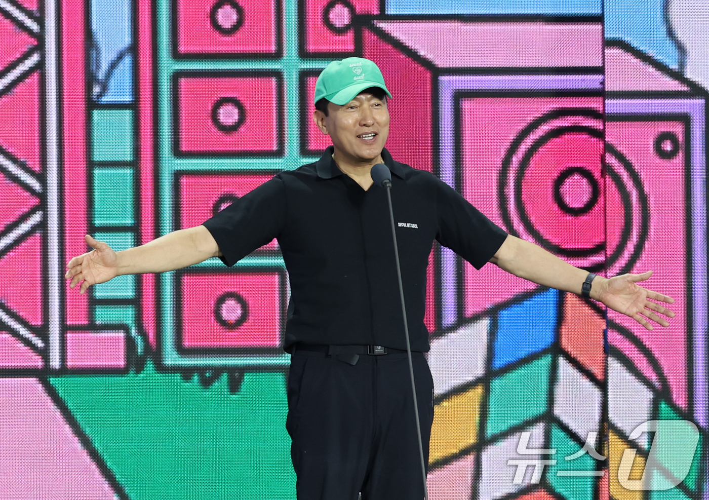 (서울=뉴스1) 권현진 기자 = 오세훈 서울시장이 30일 서울 마포구 상암 월드컵경기장에서 열린 ‘서울스프링페스타 WONDER SHOW’에 참석해 서울스프링페스타 개막을 알리고 있 …