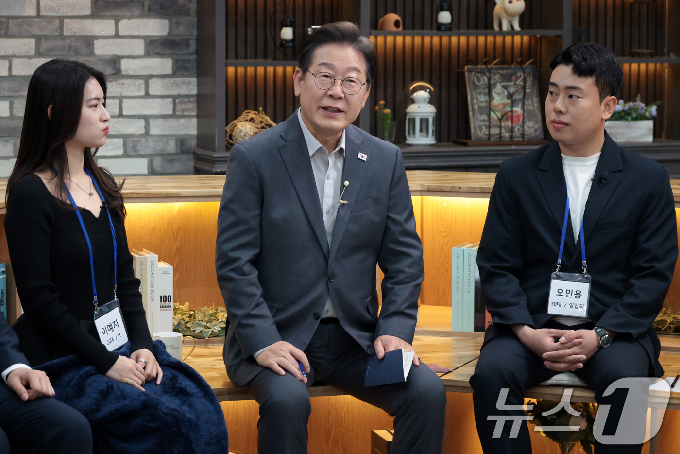 (서울=뉴스1) 국회사진취재단 = 이재명 더불어민주당 대통령 후보가 30일 오후 서울 구로구의 한 스튜디오에서 열린 '슬기로운 퇴근생활' 직장인 간담회에서 참가자들과 직장인의 고충 …