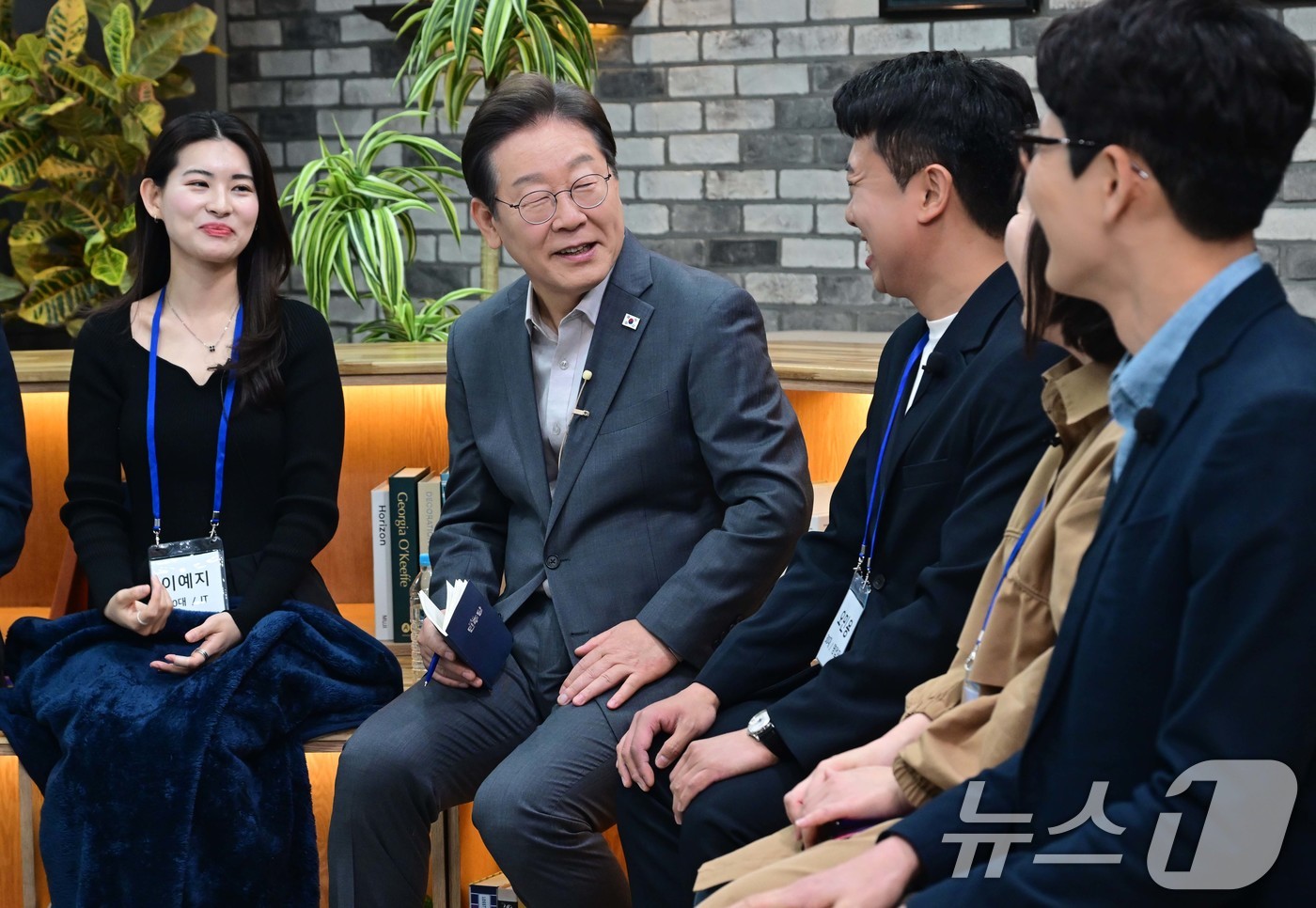 (서울=뉴스1) 국회사진취재단 = 이재명 더불어민주당 대통령 후보가 30일 저녁 서울 구로구 한 스튜디오에서 열린  슬기로운 퇴근생활 직장인 간담회에 참석해 직장인들의 고충을 듣고 …