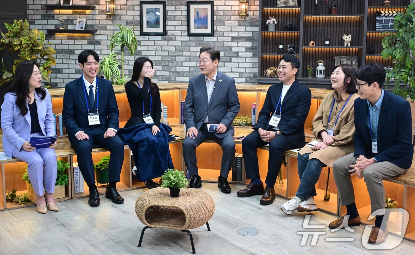 (서울=뉴스1) 국회사진취재단 = 이재명 더불어민주당 대통령 후보가 30일 저녁 서울 구로구 한 스튜디오에서 열린  슬기로운 퇴근생활 직장인 간담회에 참석해 직장인들의 고충을 듣고 …