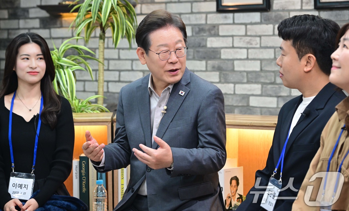 (서울=뉴스1) 국회사진취재단 = 이재명 더불어민주당 대통령 후보가 30일 저녁 서울 구로구 한 스튜디오에서 열린  슬기로운 퇴근생활 직장인 간담회에 참석해 직장인들의 고충을 듣고 …