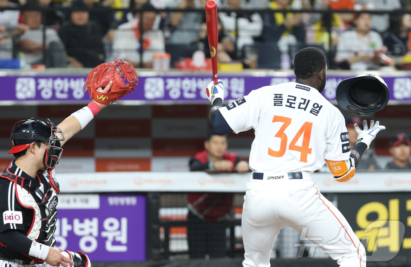 (대전=뉴스1) 김기남 기자 = 30일 대전 한화생명볼파크에서 열린 '2025 신한 SOL 뱅크 KBO리그' 프로야구 한화 이글스와 LG 트윈스 경기에서 한화 를로리얼이 5회말 타 …