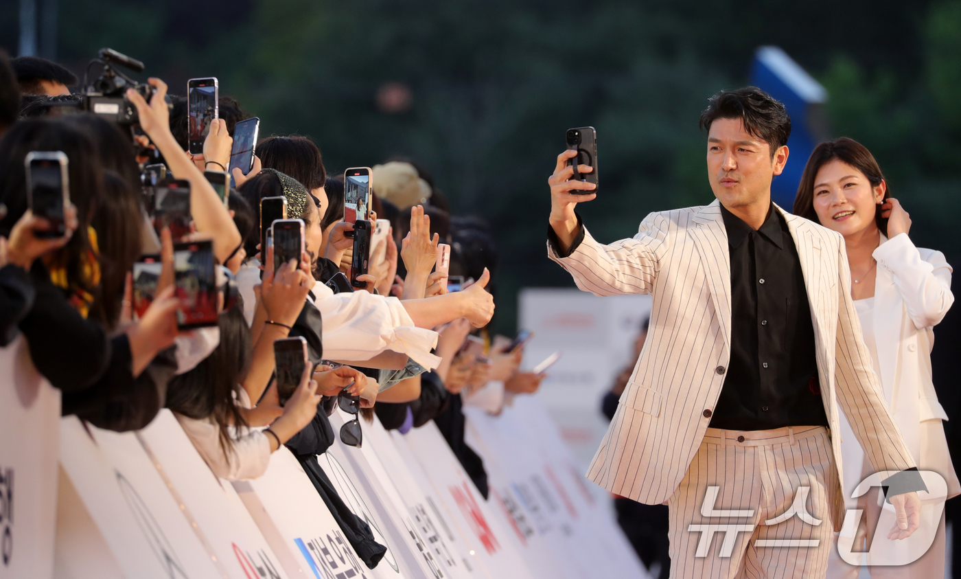 (전주=뉴스1) 유경석 기자 = 배우 이지훈이 30일 전북자치도 전주시 한국소리문화의전당에서 열린 제26회 전주국제영화제 개막식 레드카펫을 걷고 있다. 2025.4.30/뉴스1