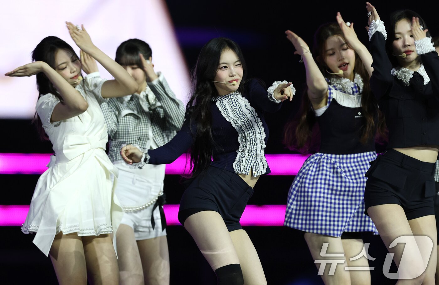 본문 이미지 - 하츠투하츠 이안(가운데)이 30일 서울 마포구 상암 월드컵경기장에서 열린 ‘서울스프링페스타 WONDER SHOW’에 출연해 매혹적인 무대를 선보이고 있다. 2025.4.30/뉴스1 ⓒ News1 권현진 기자
