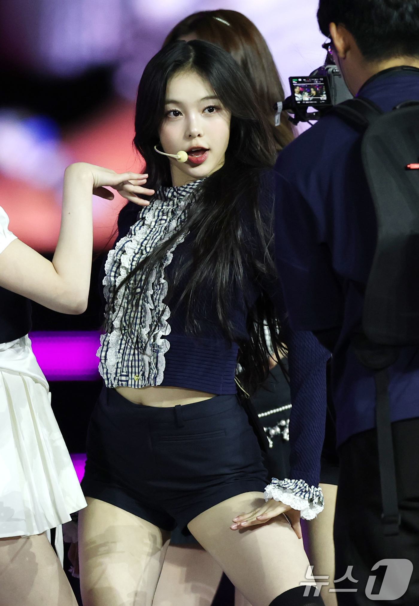 (서울=뉴스1) 권현진 기자 = 하츠투하츠 이안이 30일 서울 마포구 상암 월드컵경기장에서 열린 ‘서울스프링페스타 WONDER SHOW’에 출연해 화려한 무대를 선보이고 있다. 2 …