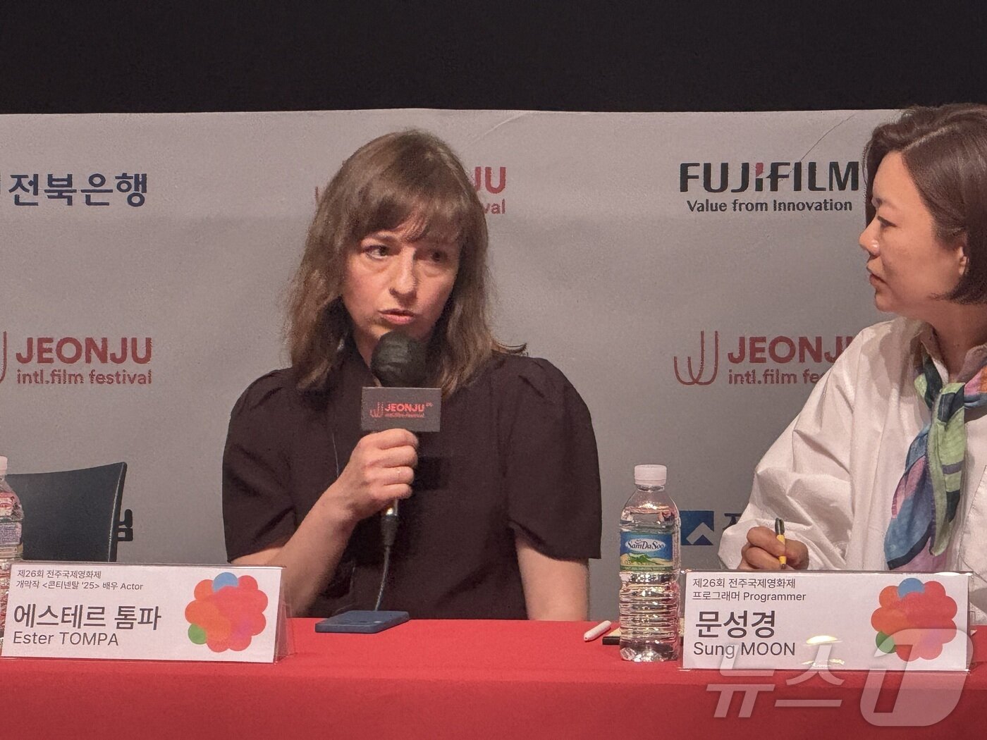 본문 이미지 - 30일 제26회 전주국제영화제가 개막한 가운데, 전주디지털독립영화관에서 진행된 개막작 '콘티넨탈 '25'의 기자회견에서 배우 에스테르 톰파가 질문에 답하고 있다. 2025.4.30/뉴스1 ⓒ News1 장수인 기자