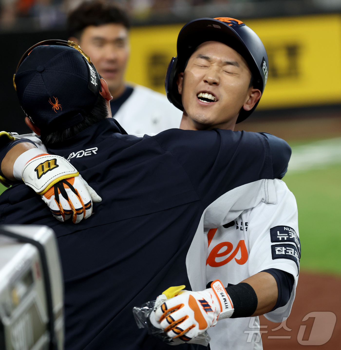 (대전=뉴스1) 김기남 기자 = 30일 대전 한화생명볼파크에서 열린 '2025 신한 SOL 뱅크 KBO리그' 프로야구 한화 이글스와 LG 트윈스 경기에서 한화 황영묵이 7회말 1사 …