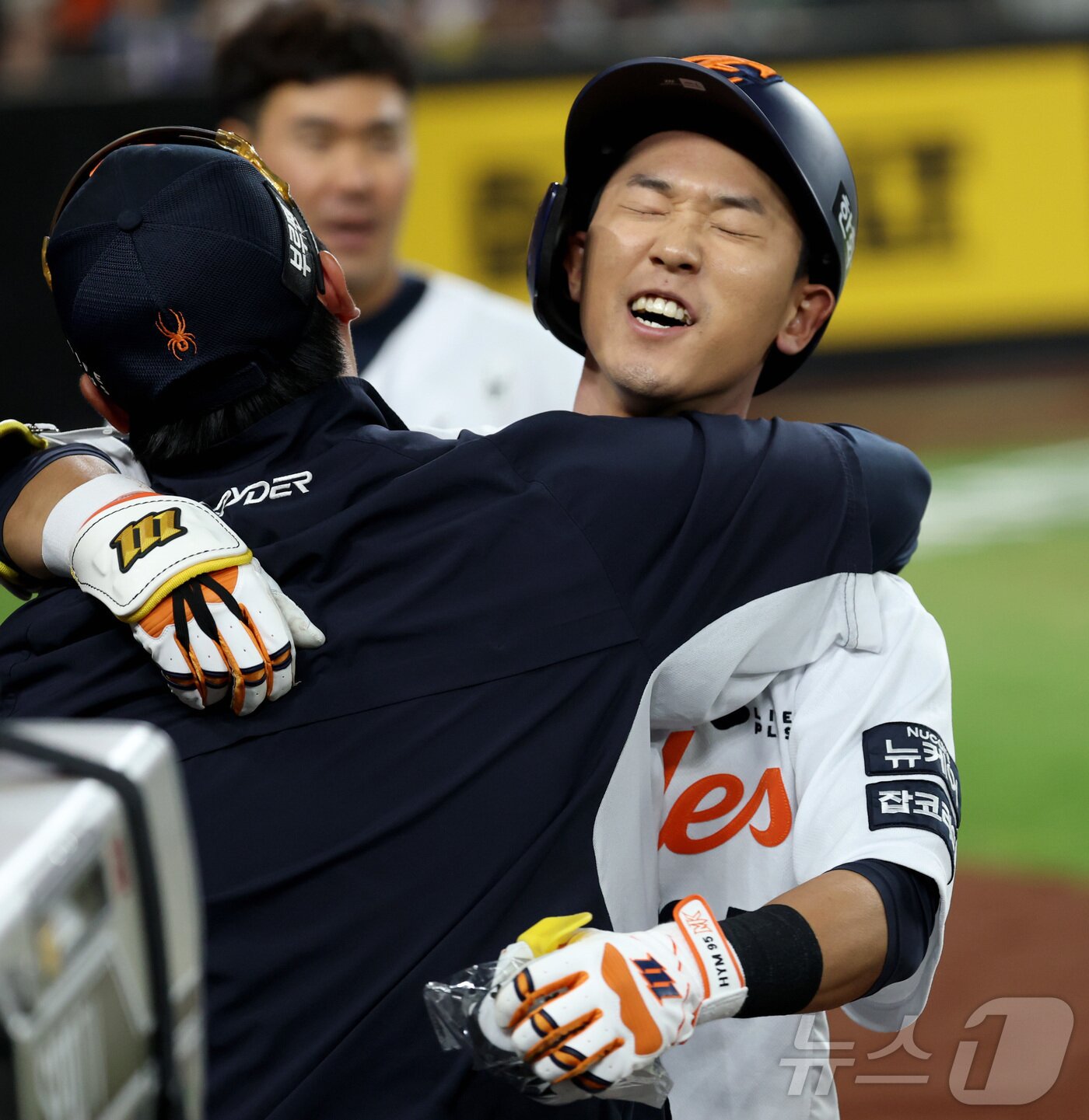 본문 이미지 - 30일 대전 한화생명볼파크에서 열린 '2025 신한 SOL 뱅크 KBO리그' 프로야구 한화 이글스와 LG 트윈스 경기에서 한화 황영묵이 7회말 1사 2루에서 역전 2점 홈런을 치며 더그아웃의 환영을 받고 있다. 2025.4.30/뉴스1 ⓒ News1 김기남 기자
