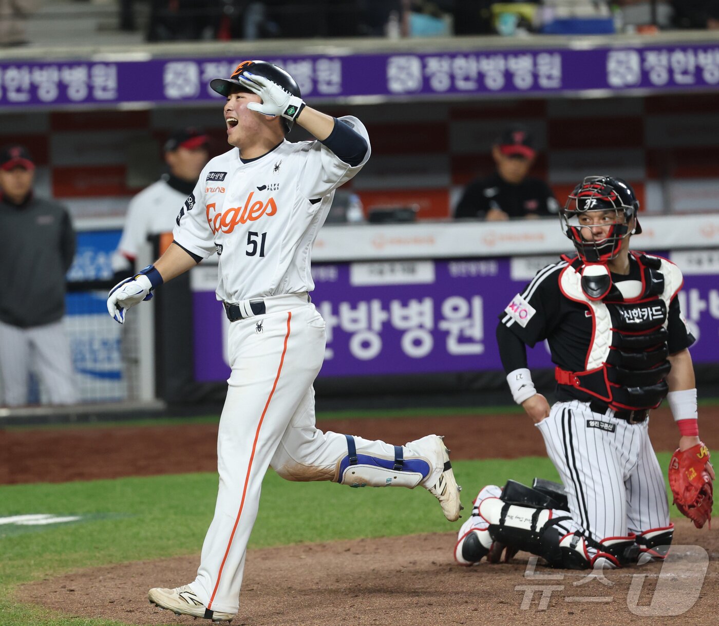 본문 이미지 - 30일 대전 한화생명볼파크에서 열린 '2025 신한 SOL 뱅크 KBO리그' 프로야구 한화 이글스와 LG 트윈스 경기에서 한화 문현빈이 8회말 무사 1루에서 솔로 홈런을 치며 환호하고 있다. 2025.4.30/뉴스1 ⓒ News1 김기남 기자