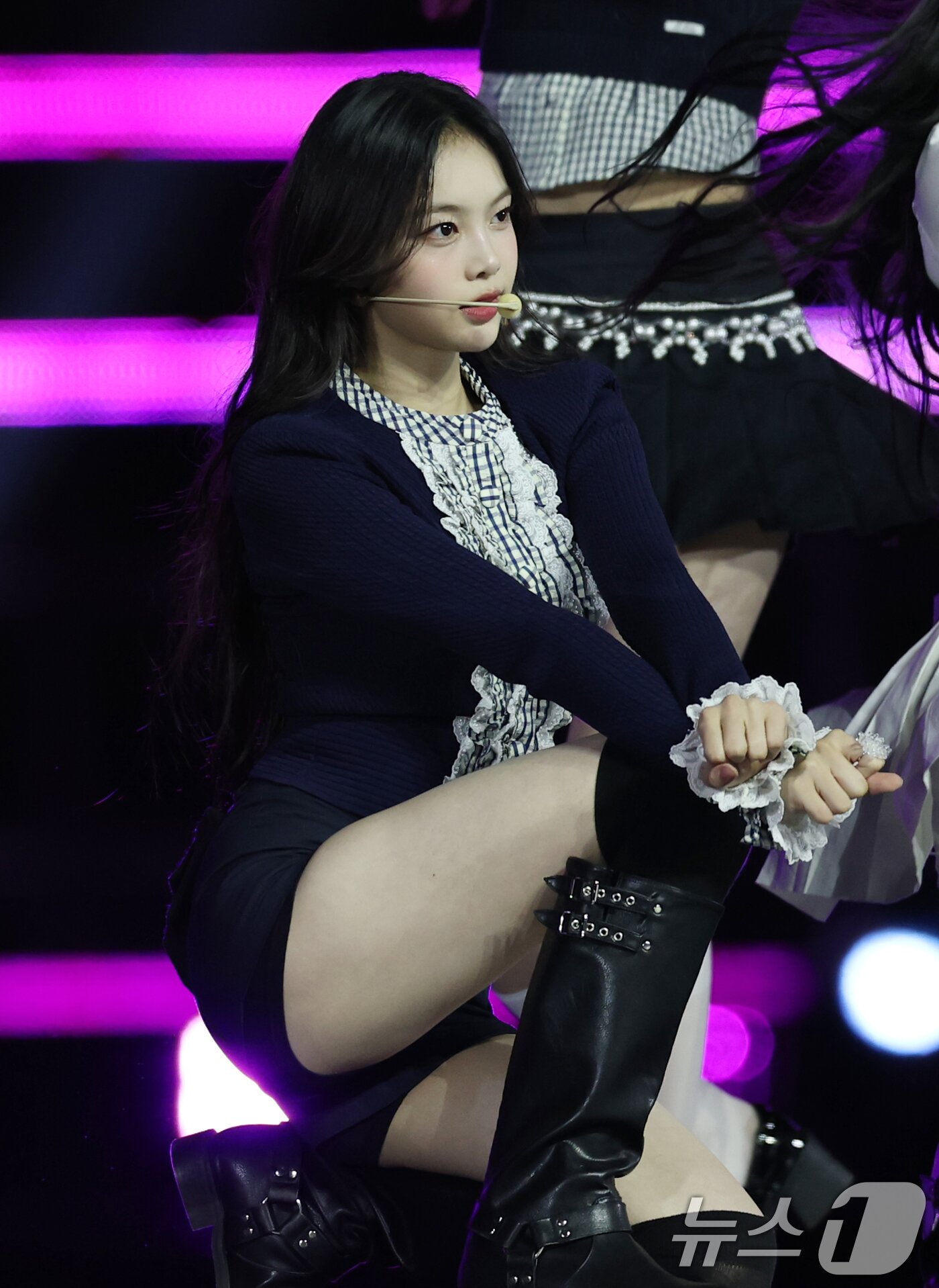 본문 이미지 - 하츠투하츠 이안이 30일 서울 마포구 상암 월드컵경기장에서 열린 ‘서울스프링페스타 WONDER SHOW’에 출연해 화려한 무대를 선보이고 있다. ⓒ News1 권현진 기자