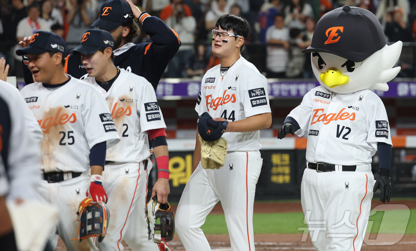 (대전=뉴스1) 김기남 기자 = 30일 대전 한화생명볼파크에서 열린 '2025 신한 SOL 뱅크 KBO리그' 프로야구 한화 이글스와 LG 트윈스 경기에서 한화가 5대2 승리, 4연 …