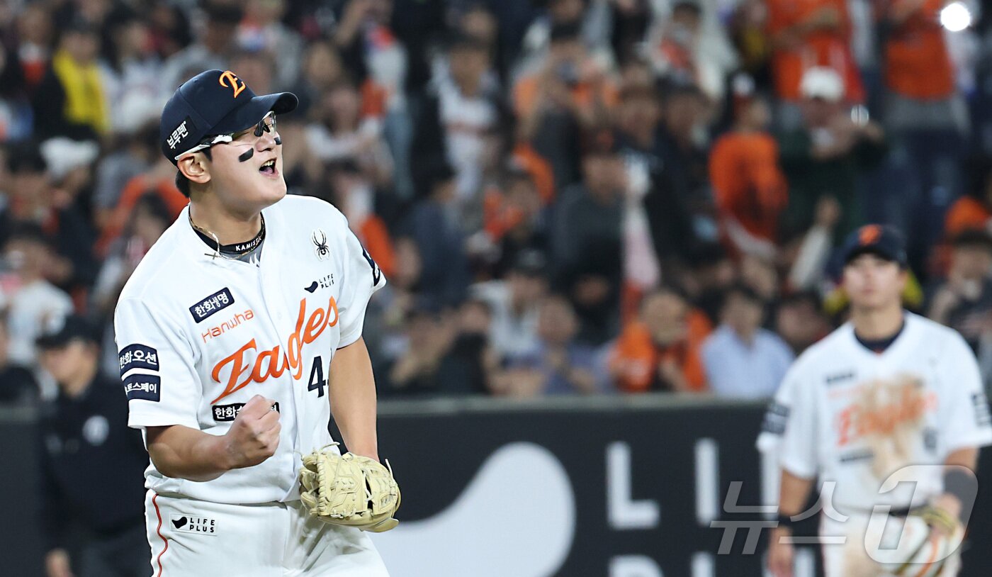 본문 이미지 - 30일 대전 한화생명볼파크에서 열린 '2025 신한 SOL 뱅크 KBO리그' 프로야구 한화 이글스와 LG 트윈스 경기에서 한화 김서현이 9회 마무리 투구를 하며 승리의 세리머니를 하고 있다. 2025.4.30/뉴스1 ⓒ News1 김기남 기자