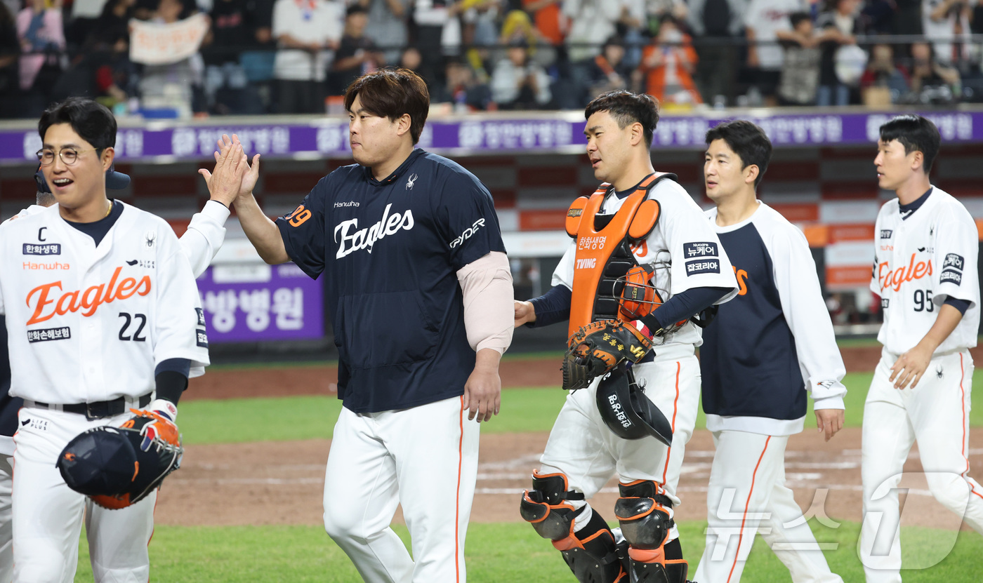 (대전=뉴스1) 김기남 기자 = 30일 대전 한화생명볼파크에서 열린 '2025 신한 SOL 뱅크 KBO리그' 프로야구 한화 이글스와 LG 트윈스 경기에서 한화가 5대2 승리, 4연 …