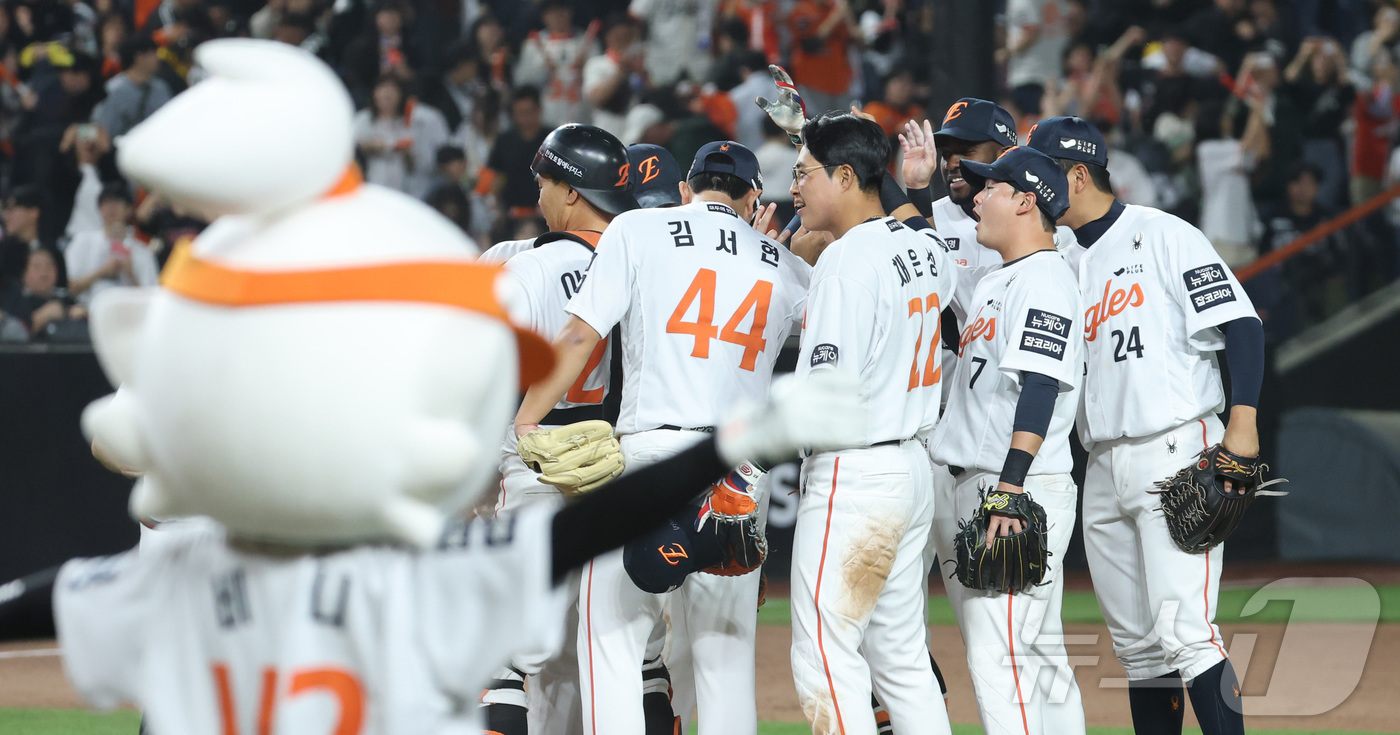 (대전=뉴스1) 김기남 기자 = 30일 대전 한화생명볼파크에서 열린 '2025 신한 SOL 뱅크 KBO리그' 프로야구 한화 이글스와 LG 트윈스 경기에서 한화가 5대2 승리, 4연 …